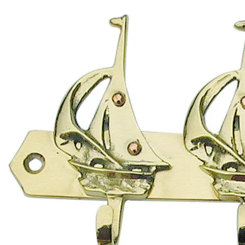 Detailansicht von Schlüsselhaken mit 3 Segelbooten