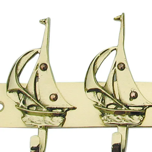 Detailansicht von Schlüsselhaken mit 5 Segelbooten