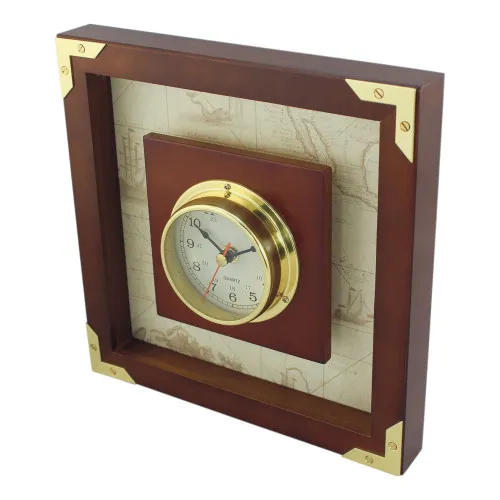 Detailansicht von Uhr im Holzrahmen