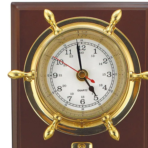 Detailansicht von Uhr & Glocke auf Holzbrett