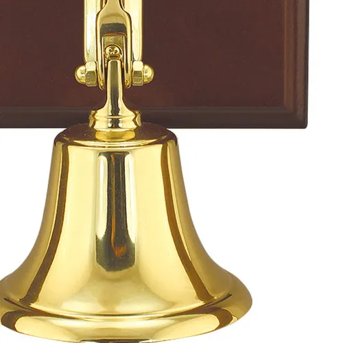 Uhr & Glocke auf Holzbrett in Nahaufnahme