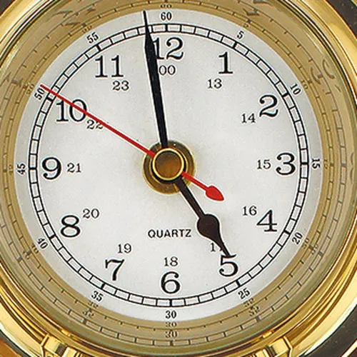 Uhr & Glocke auf Holzbrett – Detail der Oberfläche