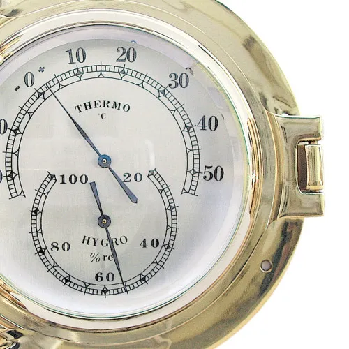 Thermo- & Hygrometer im Bullauge in Nahaufnahme