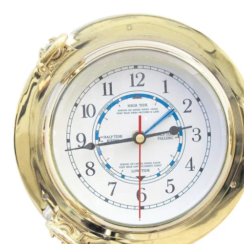 Detailansicht von Tidenuhr im Bullauge