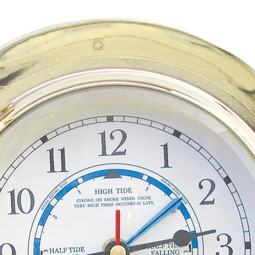 Tidenuhr im Bullauge – Detail der Oberfläche