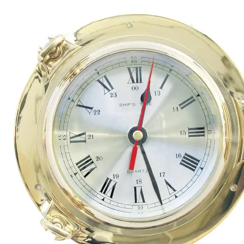 Detailansicht von Uhr im Bullauge