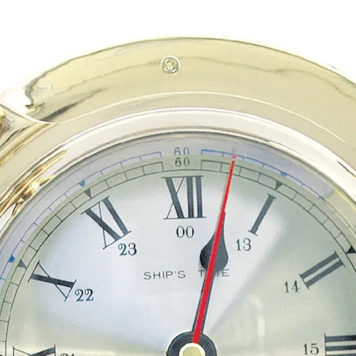 Uhr im Bullauge – Detail der Oberfläche