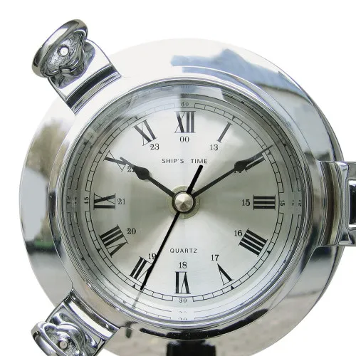 Detailansicht von Uhr im Bullauge
