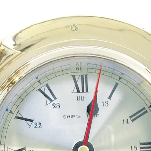 Uhr im Bullauge – Detail der Oberfläche