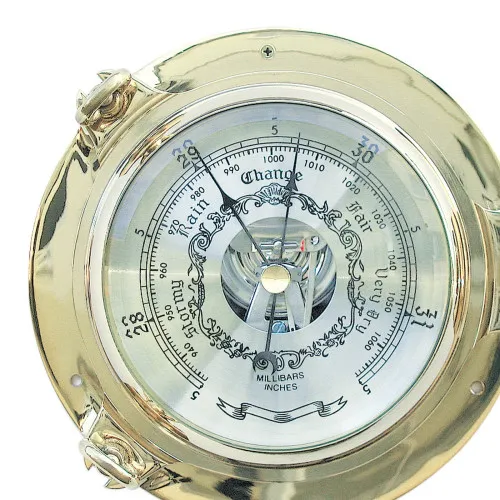 Detailansicht von Barometer im Bullauge