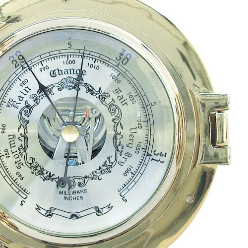 Barometer im Bullauge in Nahaufnahme