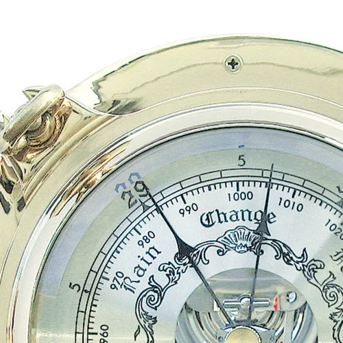 Barometer im Bullauge – Detail der Oberfläche