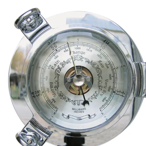 Detailansicht von Barometer im Bullauge