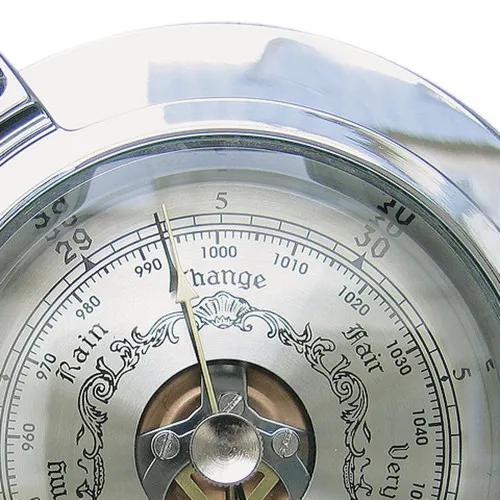 Barometer im Bullauge – Detail der Oberfläche