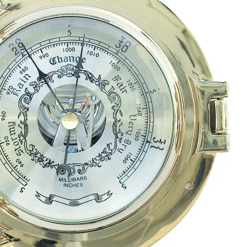 Barometer im Bullauge in Nahaufnahme