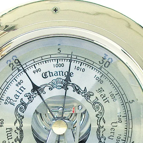 Barometer im Bullauge – Detail der Oberfläche