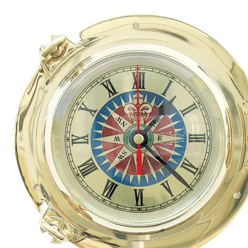 Detailansicht von Bullaugen-Uhr mit Windrosenzifferblatt