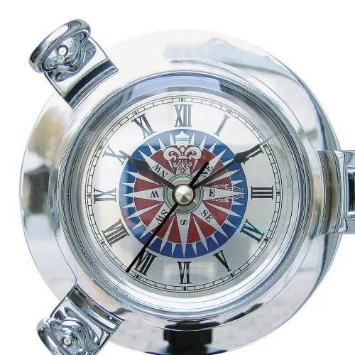 Detailansicht von Bullaugen-Uhr mit Windrosenzifferblatt