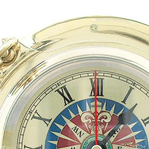 Bullaugen-Uhr mit Windrosenzifferblatt – Detail der Oberfläche