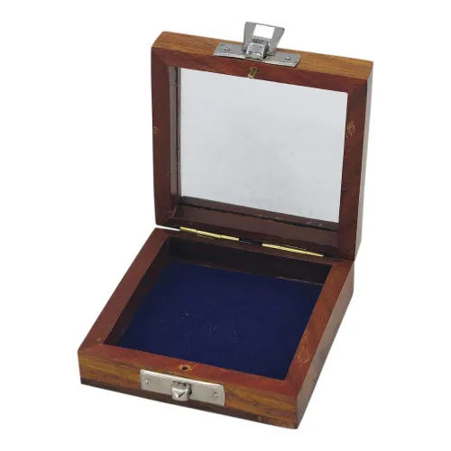 Detailansicht von Holzbox mit Glas im Deckel