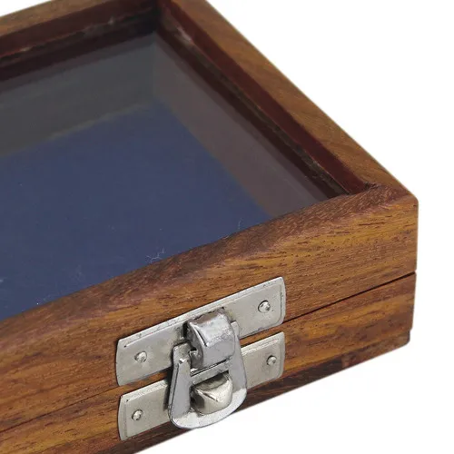 Holzbox mit Glas im Deckel in Nahaufnahme