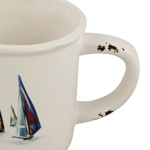 Becher mit Henkel – Boote-Design in Nahaufnahme