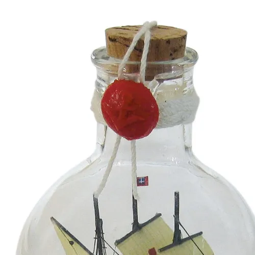 Detailansicht von Flaschenschiff - SANTA MARIA