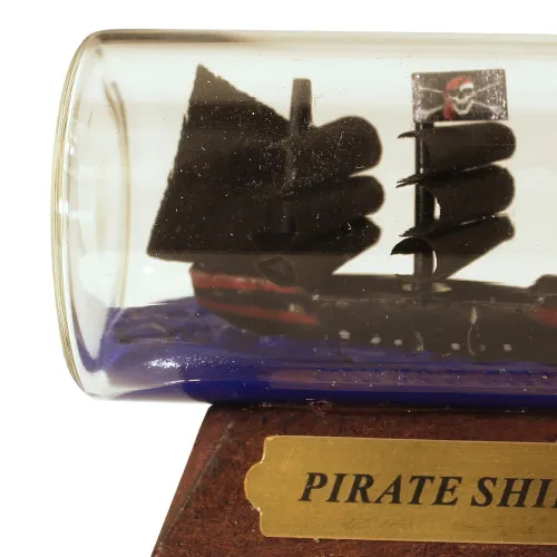 Detailansicht von Flaschenschiff - Piratenschiff