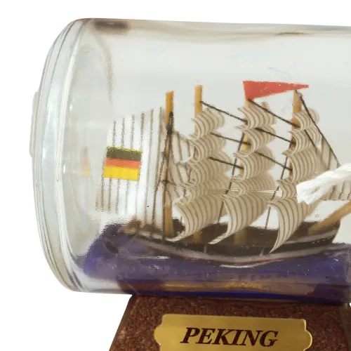 Detailansicht von Flaschenschiff - Peking