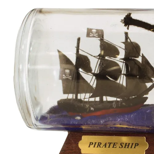 Detailansicht von Flaschenschiff - Piratenschiff