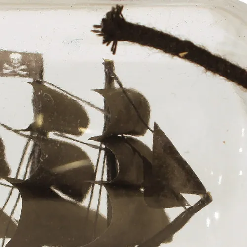 Flaschenschiff - Piratenschiff – Detail der Oberfläche