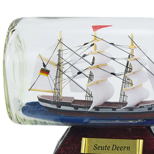 Detailansicht von Flaschenschiff - Seute Deern
