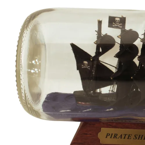 Detailansicht von Flaschenschiff - Piratenschiff