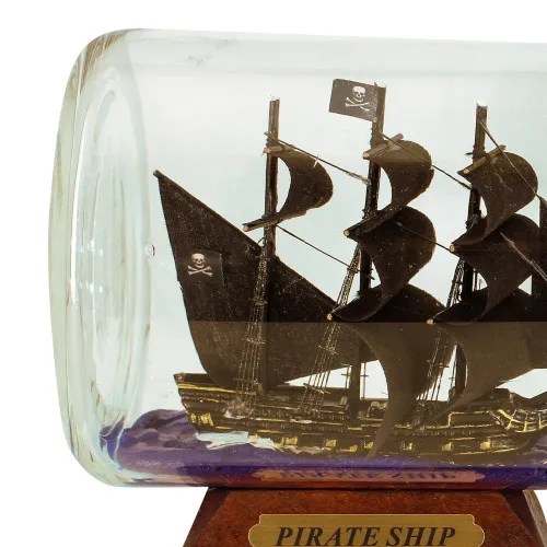 Detailansicht von Flaschenschiff - Piratenschiff