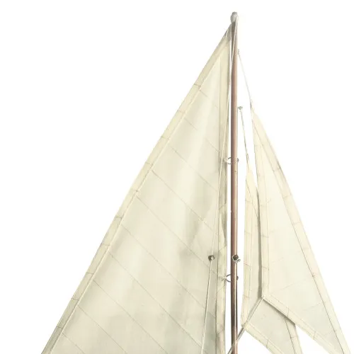 Detailansicht von Halbrumpf-Segelyacht