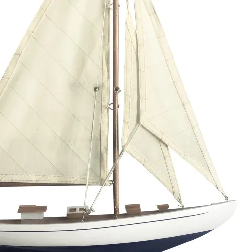 Halbrumpf-Segelyacht in Nahaufnahme