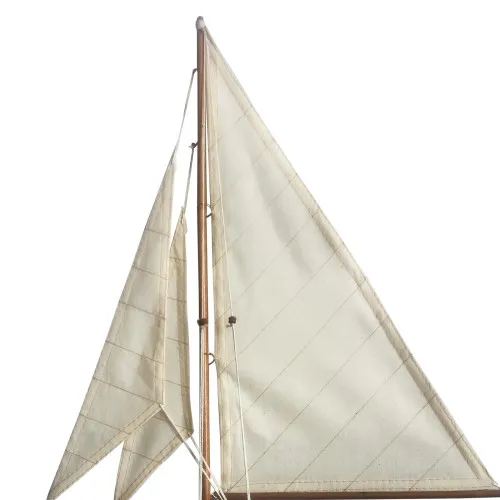 Detailansicht von Halbrumpf-Segelyacht