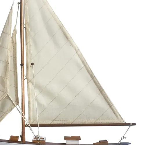 Halbrumpf-Segelyacht in Nahaufnahme