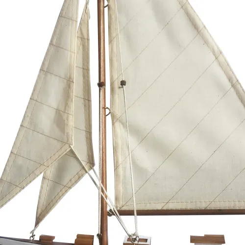 Halbrumpf-Segelyacht – weitere Ansicht