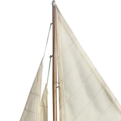 Halbrumpf-Segelyacht – Detail der Oberfläche