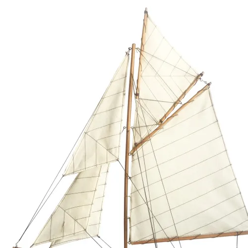 Detailansicht von Halbrumpf-Segelyacht