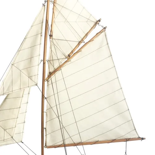 Halbrumpf-Segelyacht in Nahaufnahme