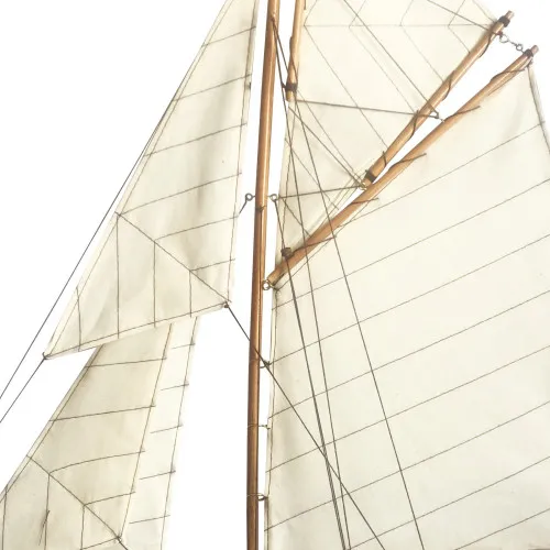 Halbrumpf-Segelyacht – weitere Ansicht