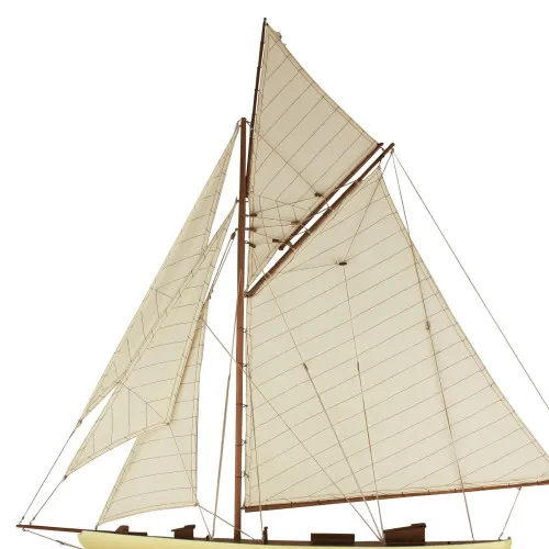 Detailansicht von Halbrumpf-Segelyacht