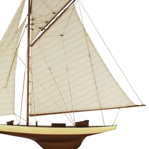 Halbrumpf-Segelyacht in Nahaufnahme