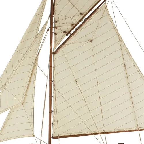 Halbrumpf-Segelyacht – weitere Ansicht