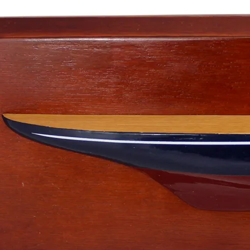 Detailansicht von Endeavour-Halbrumpf auf Board