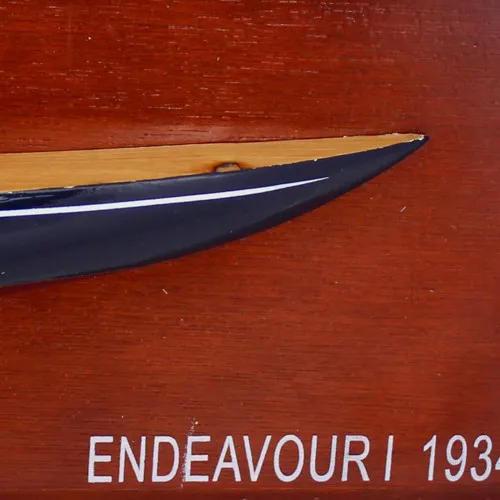 Endeavour-Halbrumpf auf Board in Nahaufnahme