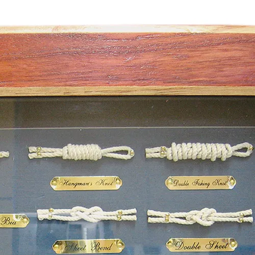 Knotentafel hinter Glas – Detail der Oberfläche