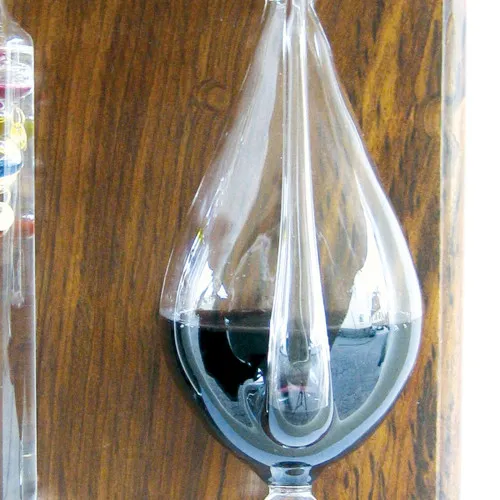 Wetterglas Gallilei-Thermometer in Nahaufnahme